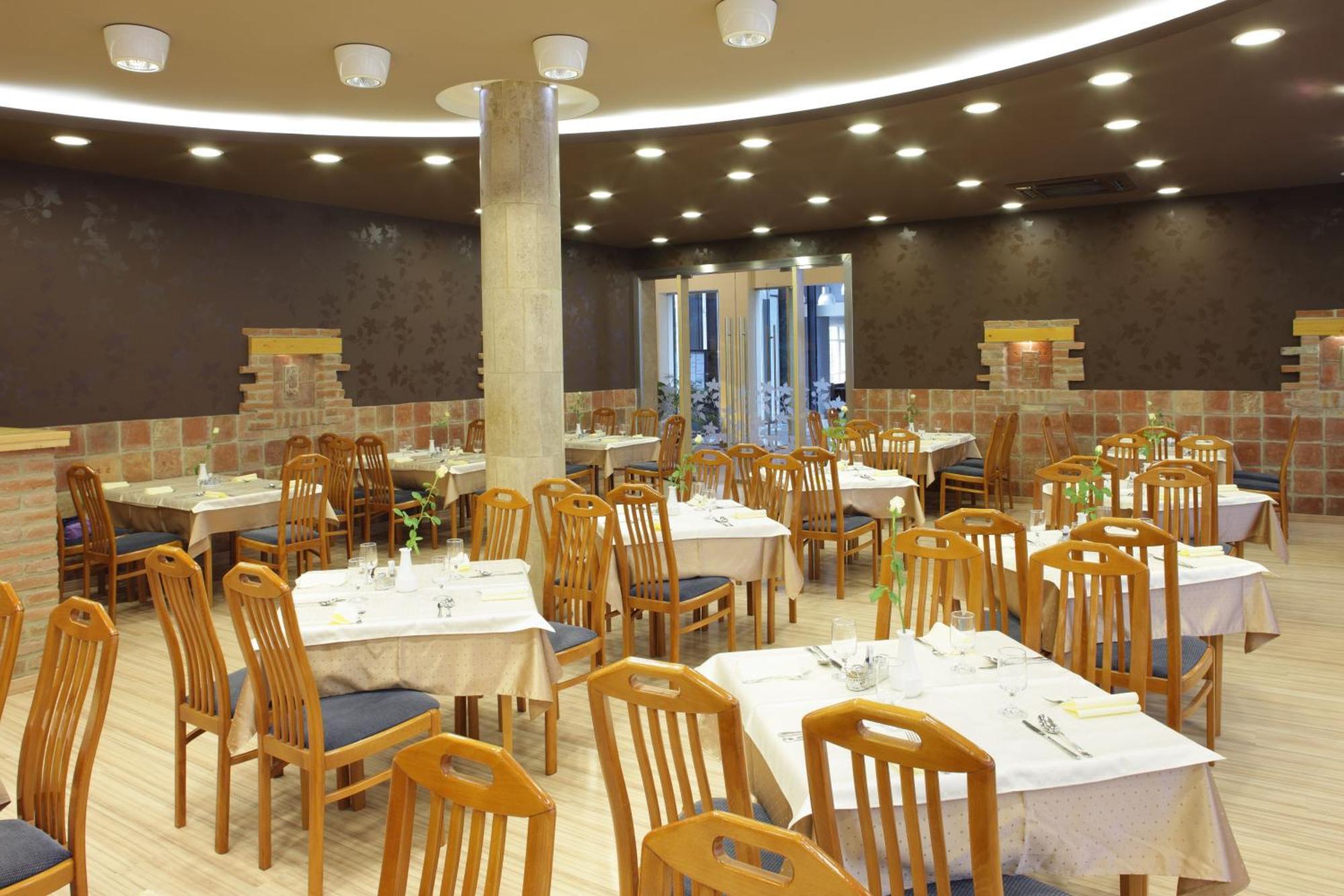 Hotel Laterum Pecs Luaran gambar